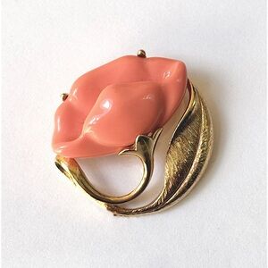 Vintage Avon 1981 "Sea Treasure"‎ Gold Tone Coral Lotus Flower Pendant Brooch